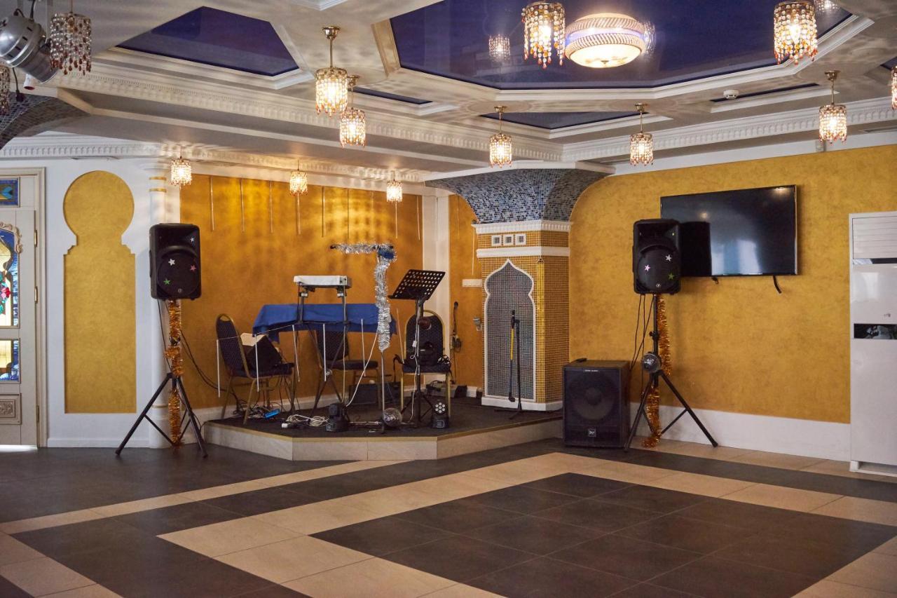 Hotel Східний à Berezhany Extérieur photo