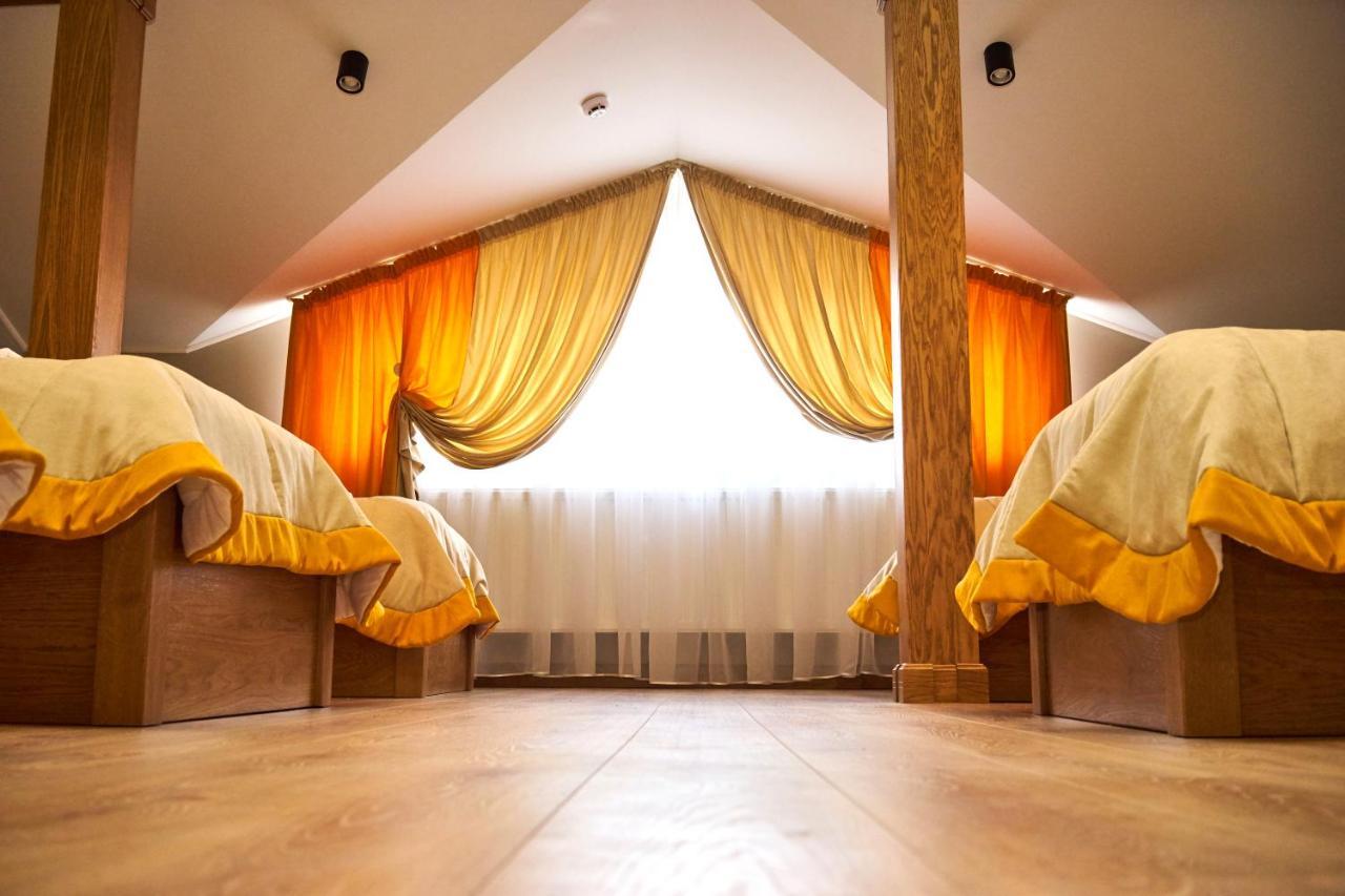 Hotel Східний à Berezhany Extérieur photo
