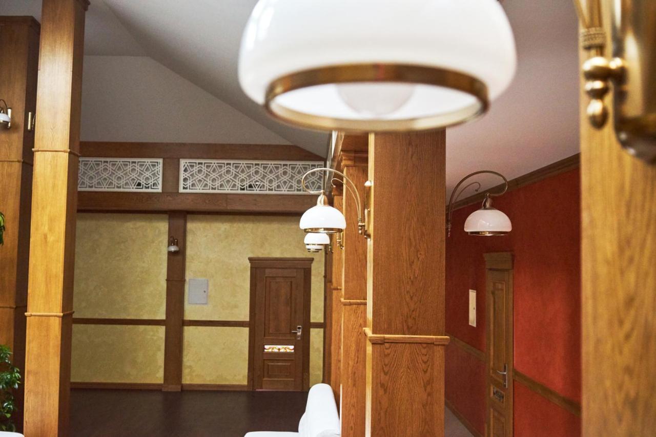 Hotel Східний à Berezhany Extérieur photo