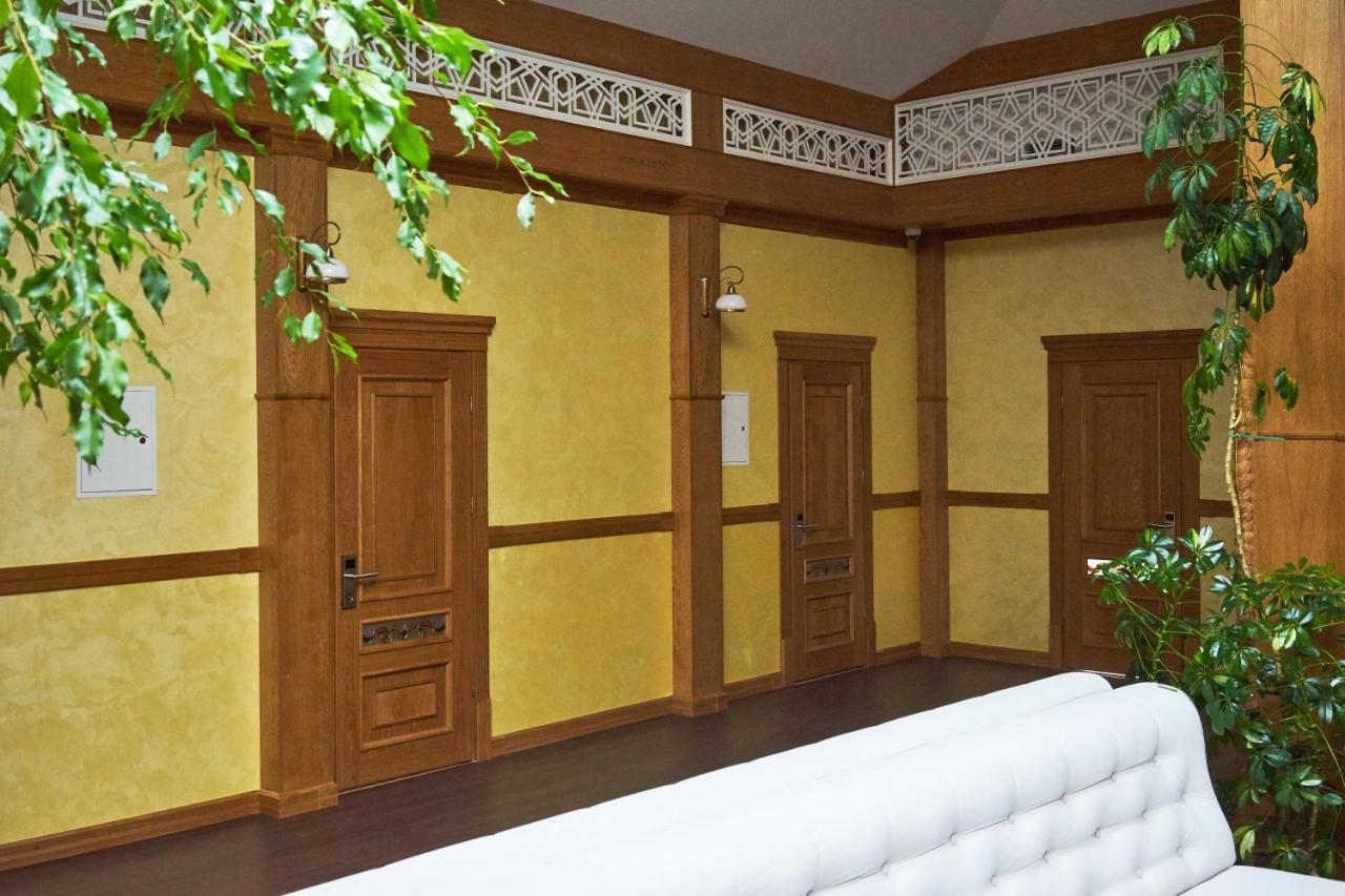 Hotel Східний à Berezhany Extérieur photo