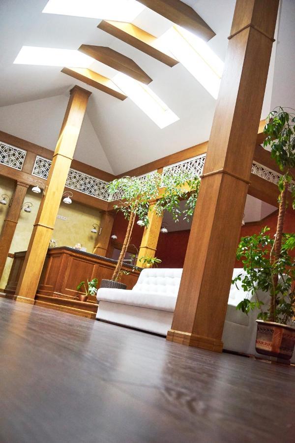 Hotel Східний à Berezhany Extérieur photo