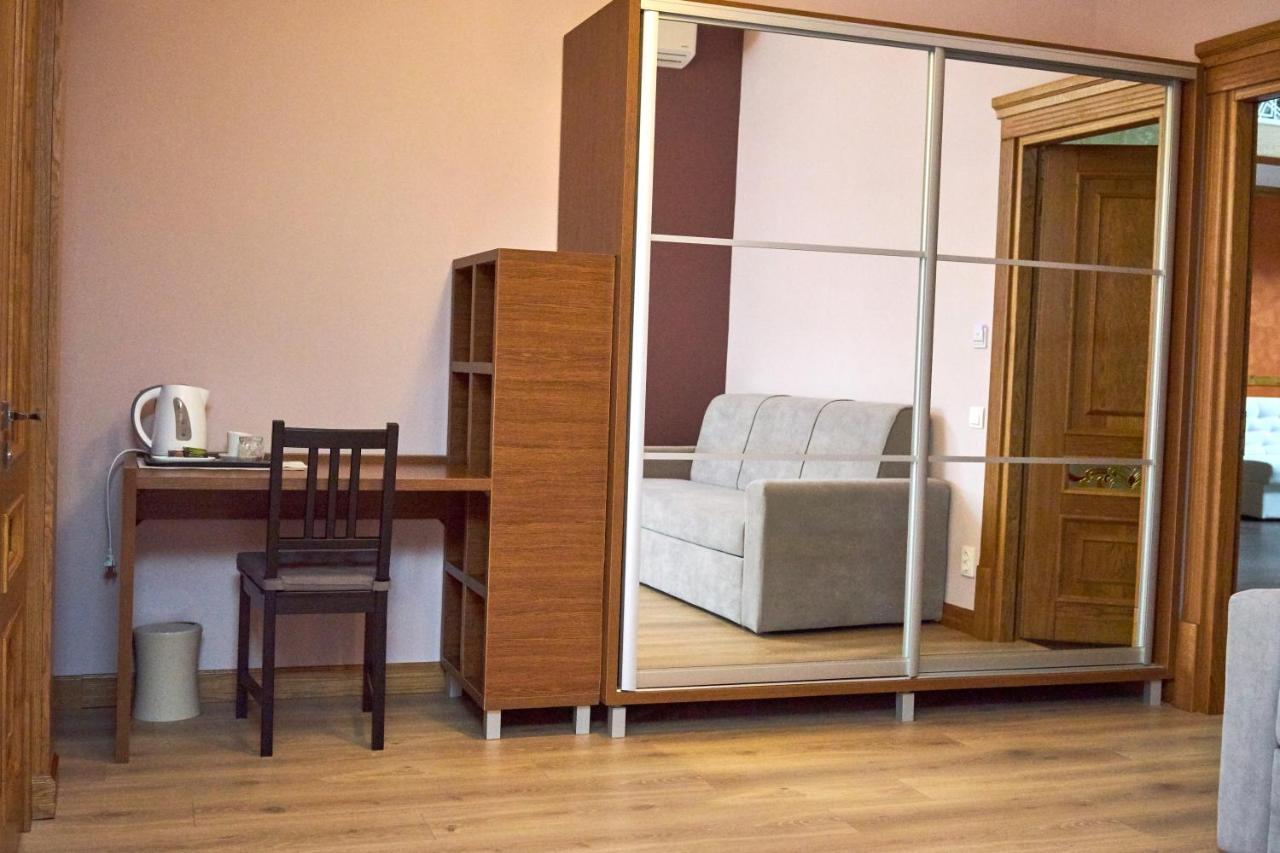 Hotel Східний à Berezhany Extérieur photo