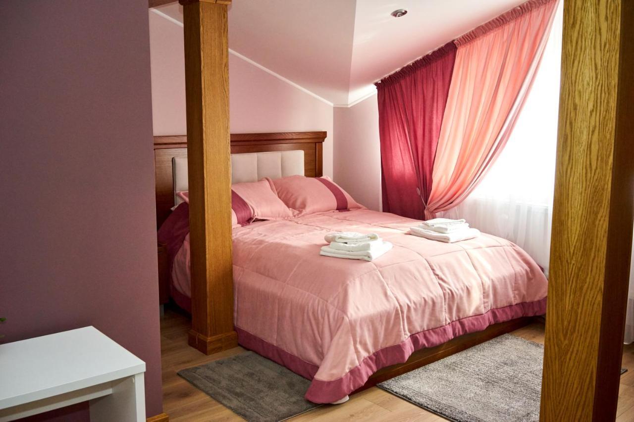 Hotel Східний à Berezhany Extérieur photo