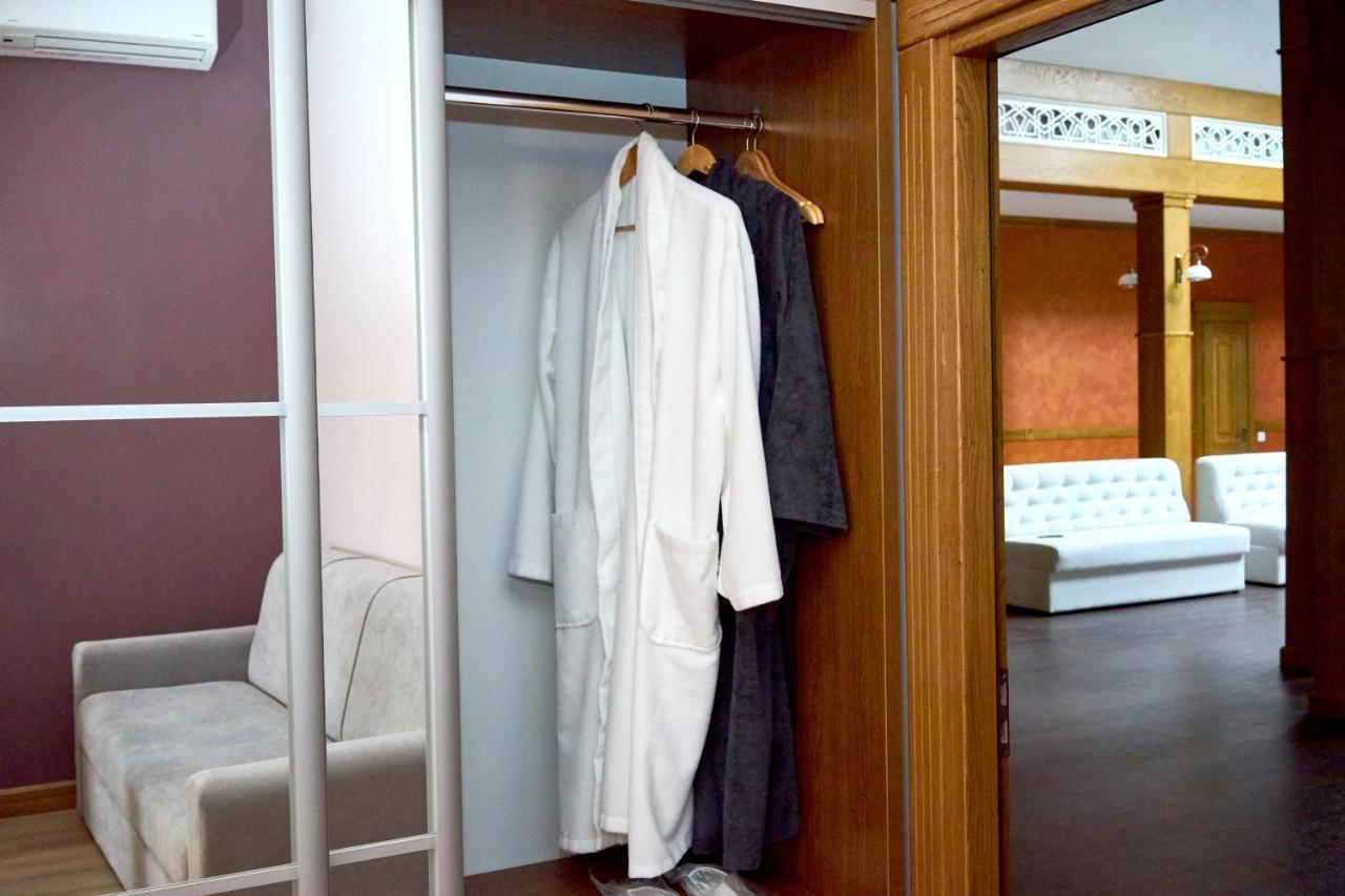Hotel Східний à Berezhany Extérieur photo